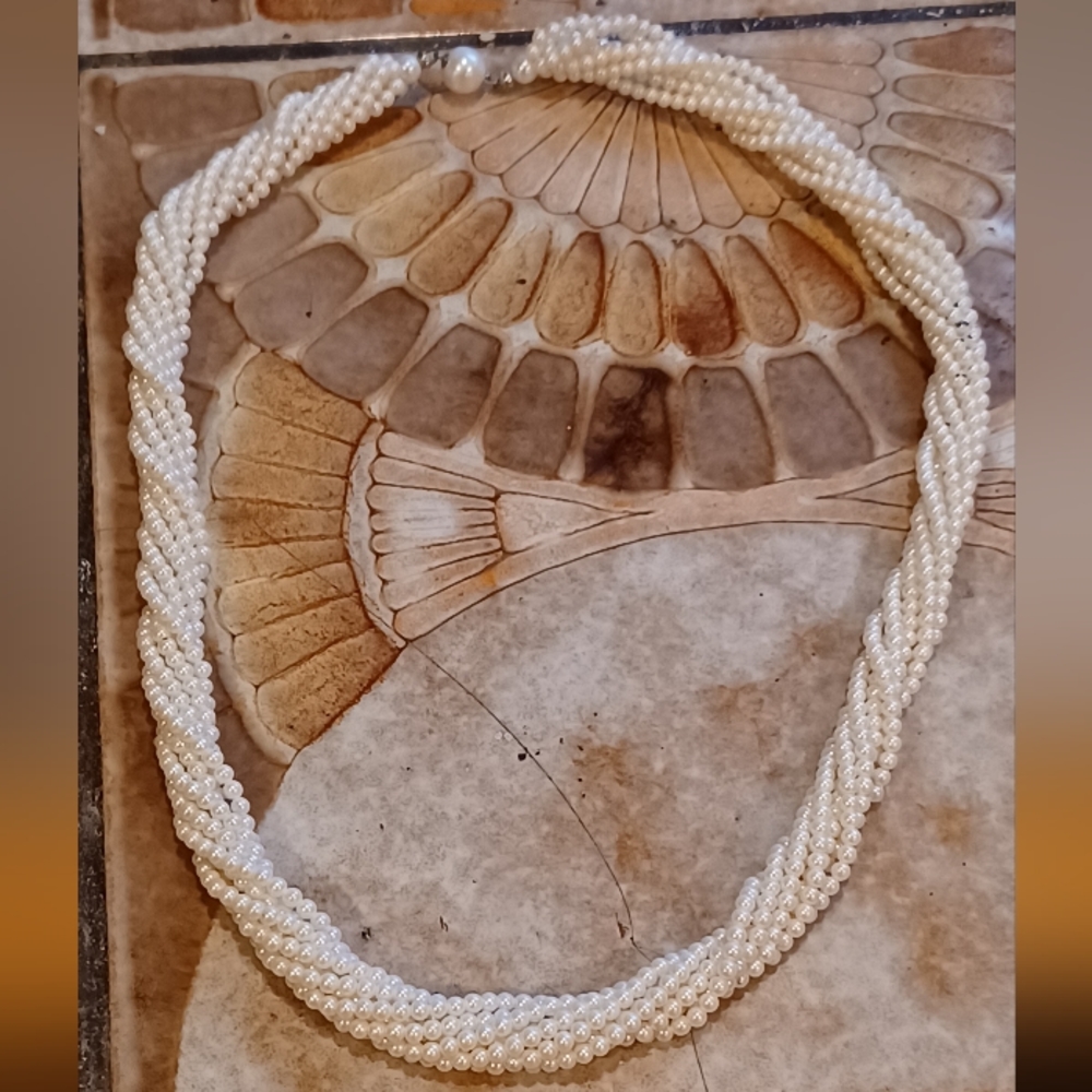 Womens necklace fake stands off what look like pearls